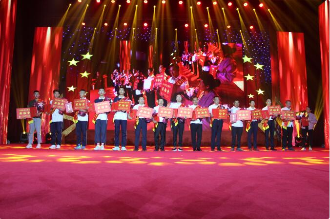 青岛15人获表彰 两个群体参加全省见义勇为模范颁奖典礼(图4)