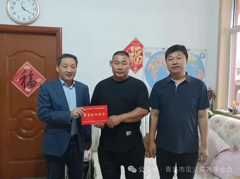 市委政法委、市慈善总会、市见义勇为基金会开展“见义勇为扬正气、慈善救助送温暖”走访慰问活动(图2)